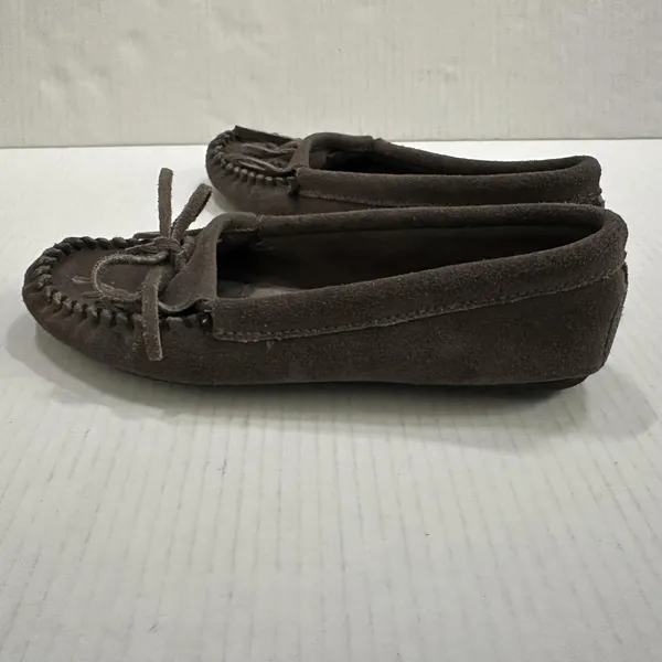 Minnetonka Moccasin‎ Shoes Womens 7 38 Gray Suede Slip On Bow Comfort Flat 401T - Image 6