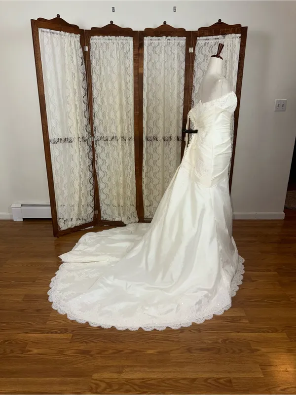 Stunning New Mori Lee Strapless Taffeta Wedding Gown - Image 4