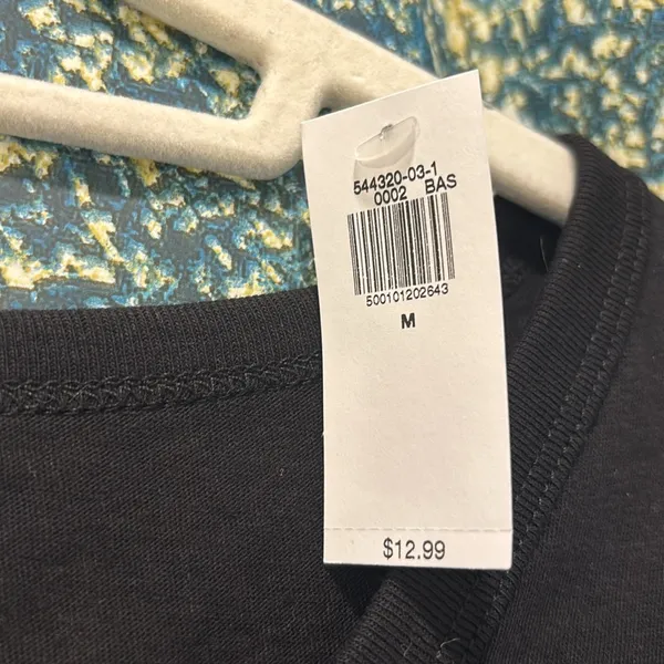 Old Navy black v-neck short sleeve T-shirt Size Medium (NWT) - Image 6
