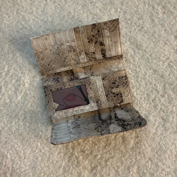 NWOT GUESS snakeskin-textured pattern wallet w/ metal logo on the front closure - Image 3