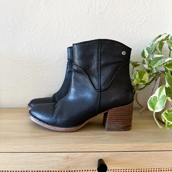 UGG | Annie Ankle Block Heel Boot‎ in Black and Brown Women's 8.5 - Image 3