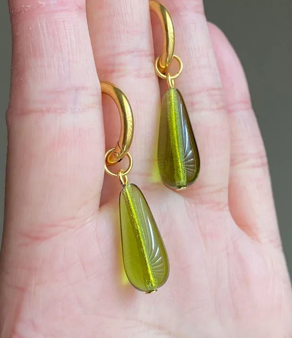 Handmade dark olive color teardrop Czech glass simple minimalist hoop earrings💚🫒2WAY✨ - Image 4