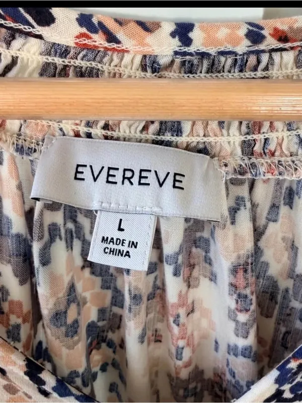 Evereve Printed V-Neck Blouse in Navy, Pink and Cream - Image 4