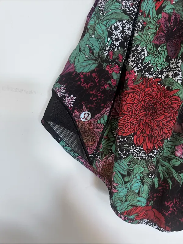 Lululemon Hotty Hot Short‎ II *Long 4" Zem Garden Multi Black Floral Size 4 - Image 3