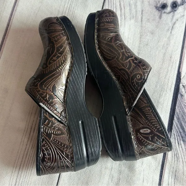 Dansko Professional Tooled‎ Leather Clogs Sz 38 EU (7.5/8 US) Brown Nurse Shoes - Image 4