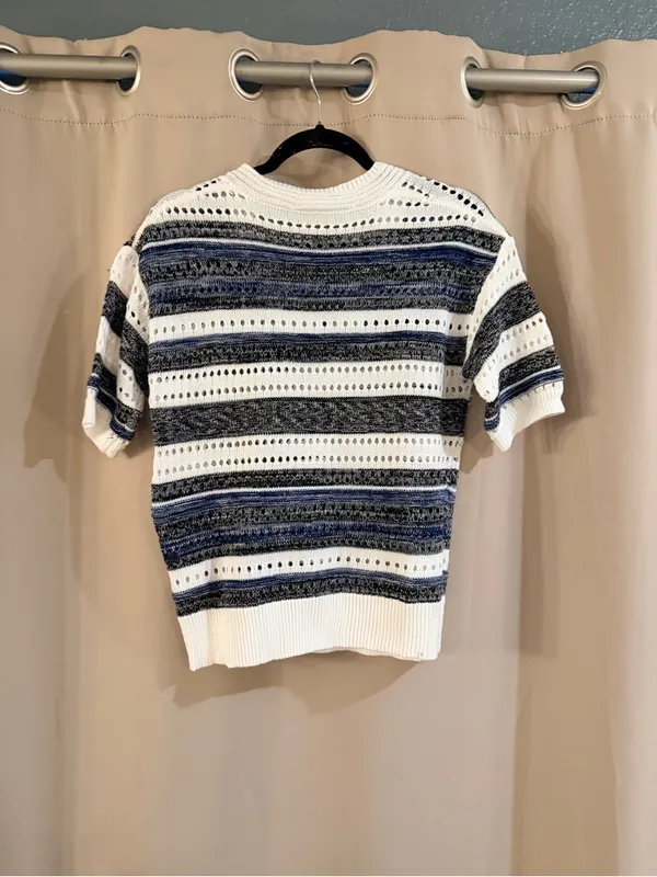 Source Unknown White and Navy Striped V‑Neck Knit Top - Image 2