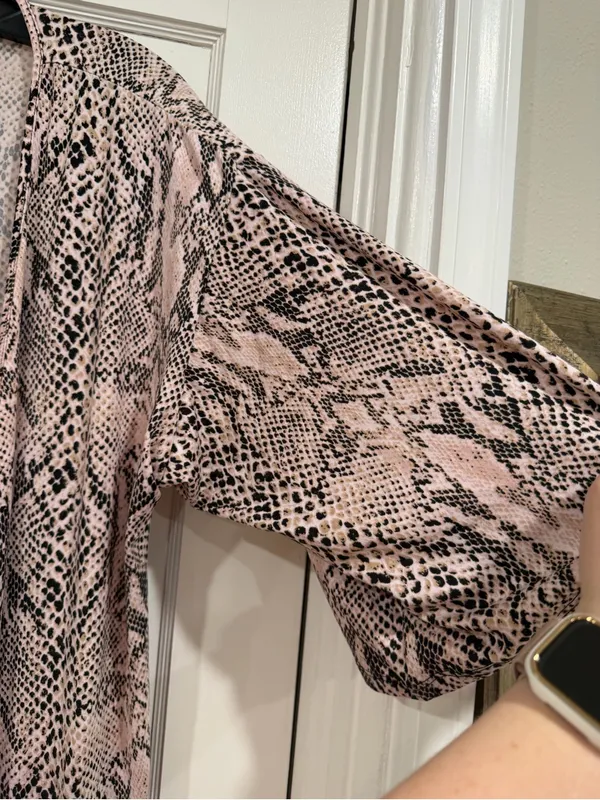Secret Treasures Pink & Black Leopard Print Kimono - Image 4