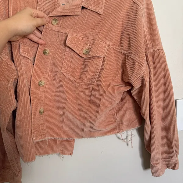 American Eagle Pink Coral Cropped Corduroy Jacket Women’s Size M Fray Shirt - Image 4
