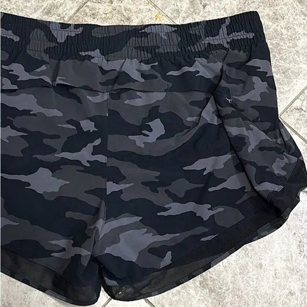 Athleta Racer Run Mid Rise Short 4” Black Camo Size Large - Image 12