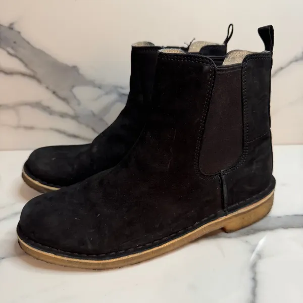 Clarks Wmns Black Leather Desert Peak Chelsea Boots Sz 7.5 Classic Closet Staple - Image 5