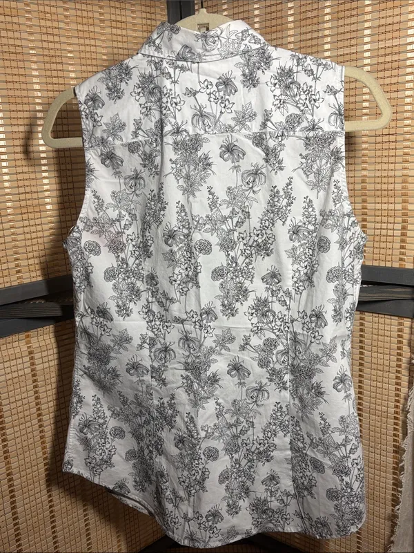 Banana Republic White Sleeveless Button-Down Shirt with Black Floral Print - Image 3