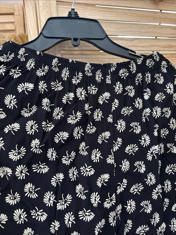 Ladies Black Floral Print Elastic Waist Flowy Pants Medium - Image 2