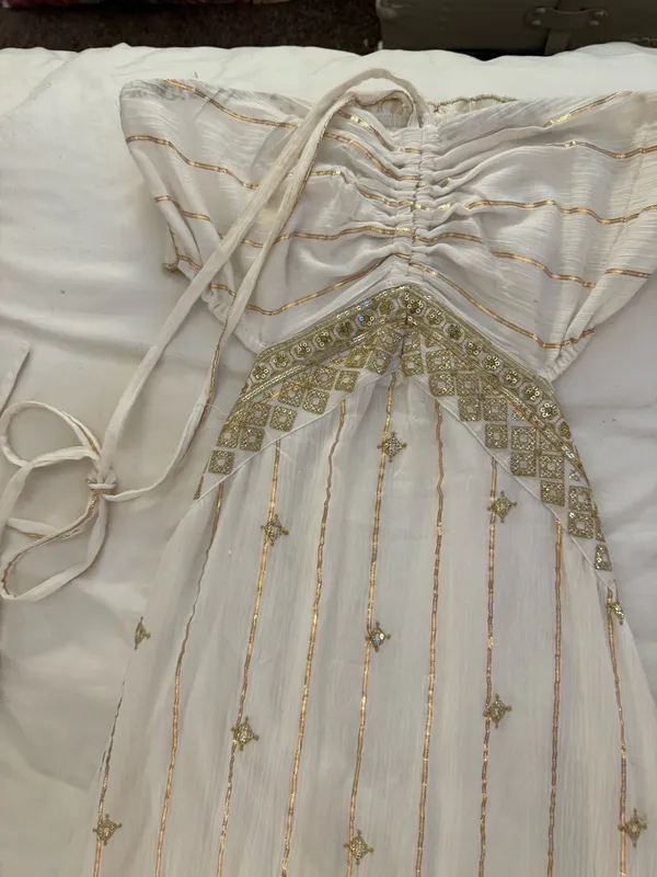 Gold & white flowy dress - Image 3