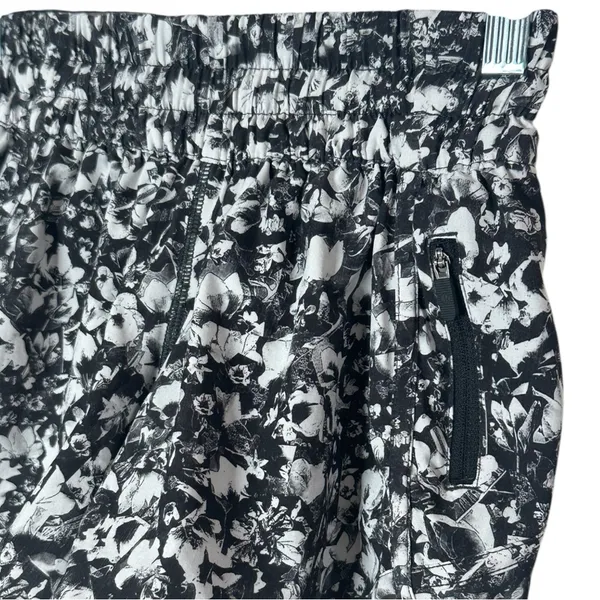Lululemon Tracker Short V (4") Size 4 - Image 6