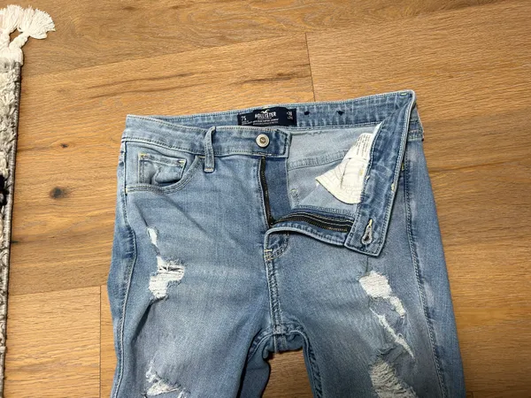 Hollister Size 28 ripped skinny jeans - Image 7