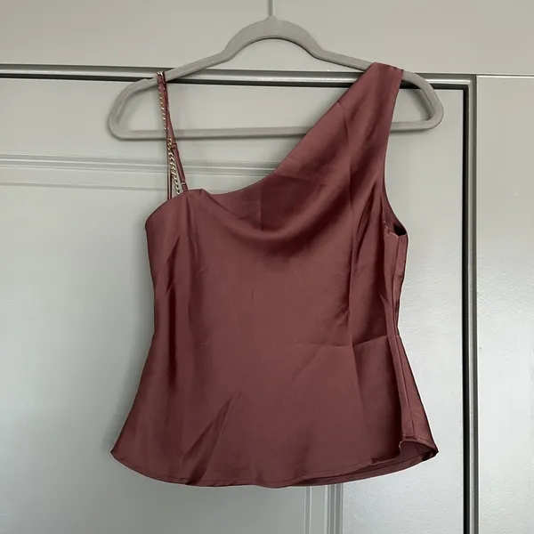 ASTR the Label Larisa Satin Chain Strap Top - Image 6