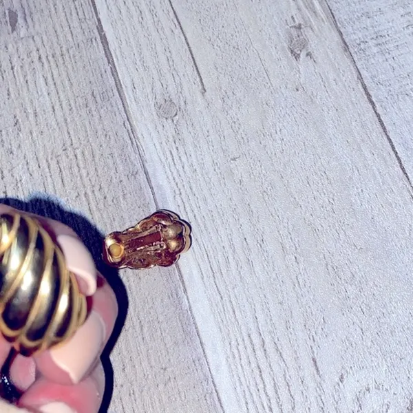 Faux gold vintage clip on earrings - Image 4