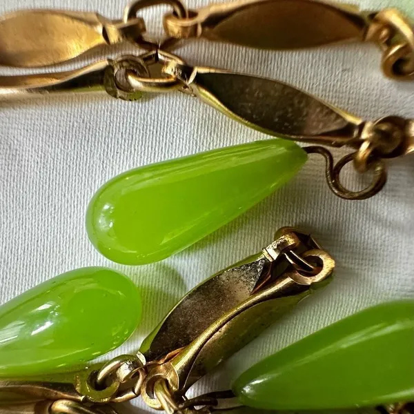 Gold tone and green teardrop beaded necklace - Image 3