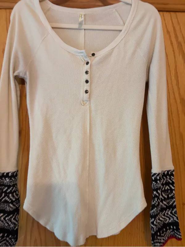 Free People Alpine Cuff Long Sleeve size Medium - Image 3