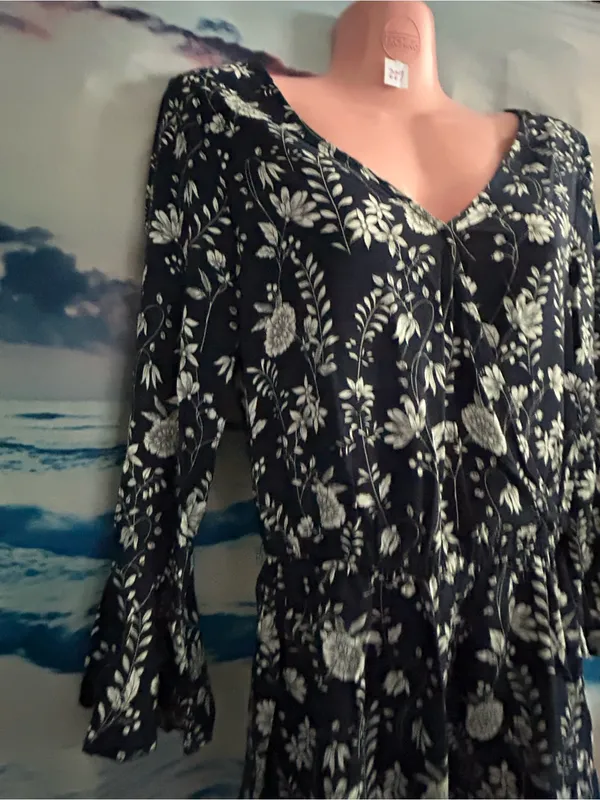 Aeropostale Women’s Black & White Floral V-Neck Romper SM - Image 5