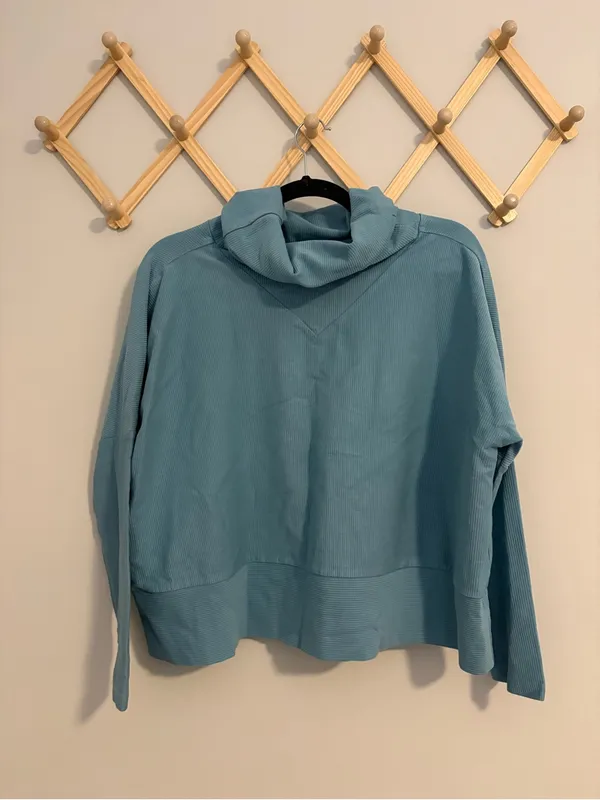 Tuckernuck Blue Thick Turtleneck Sweater size Small - Image 2
