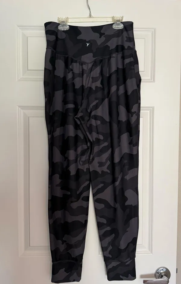 Old Navy Active Camo Joggers - Image 2