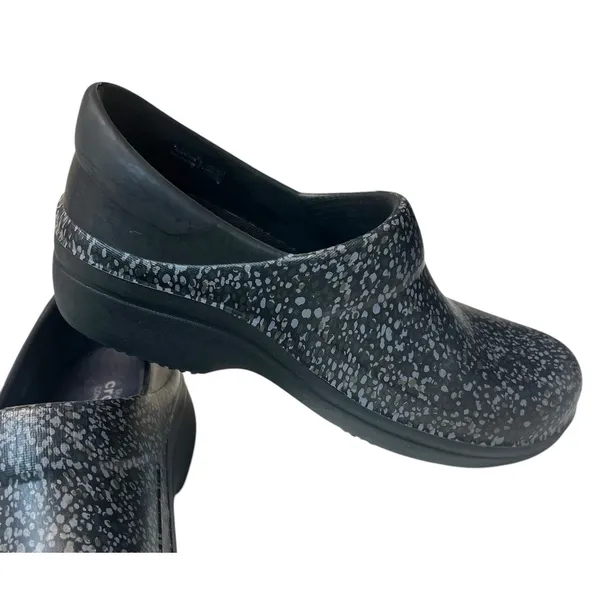Crocs Women's Neria Pro II Graphic Clogs Black Speckled Size 7 - Image 7