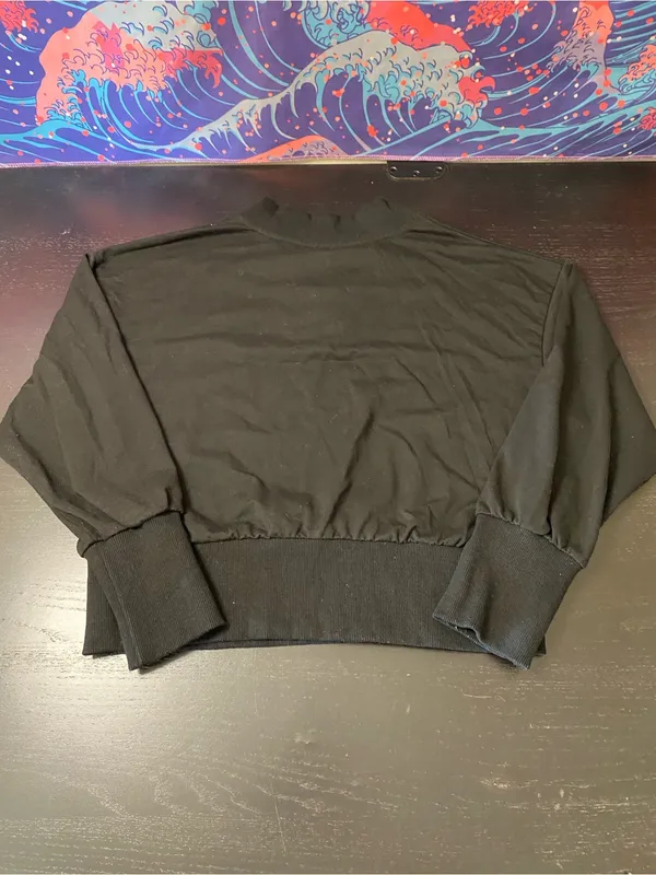 Black Cropped V - Image 5