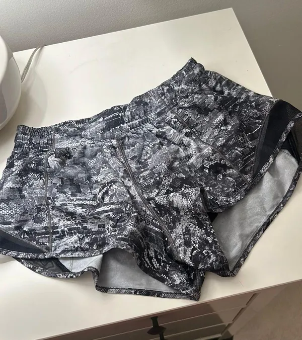 Lululemon Hotty Hot Short 2.5” Size 8 - Image 2