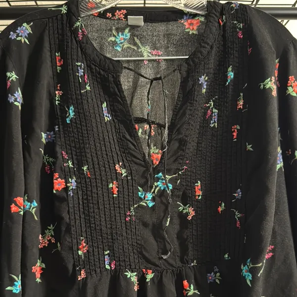 Old Navy Black Blouse with Floral Design - Image 4