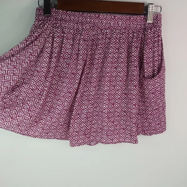 Old Navy M Cranberry White Diamonds Running Shorts - Image 3