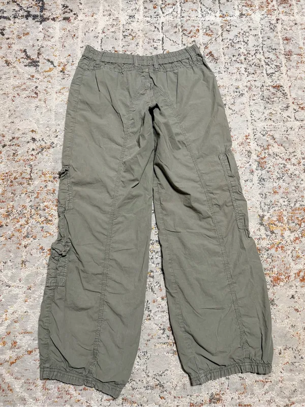 BDG Urban Outfitters baggy Y2K Cargo pants size medium - Image 9
