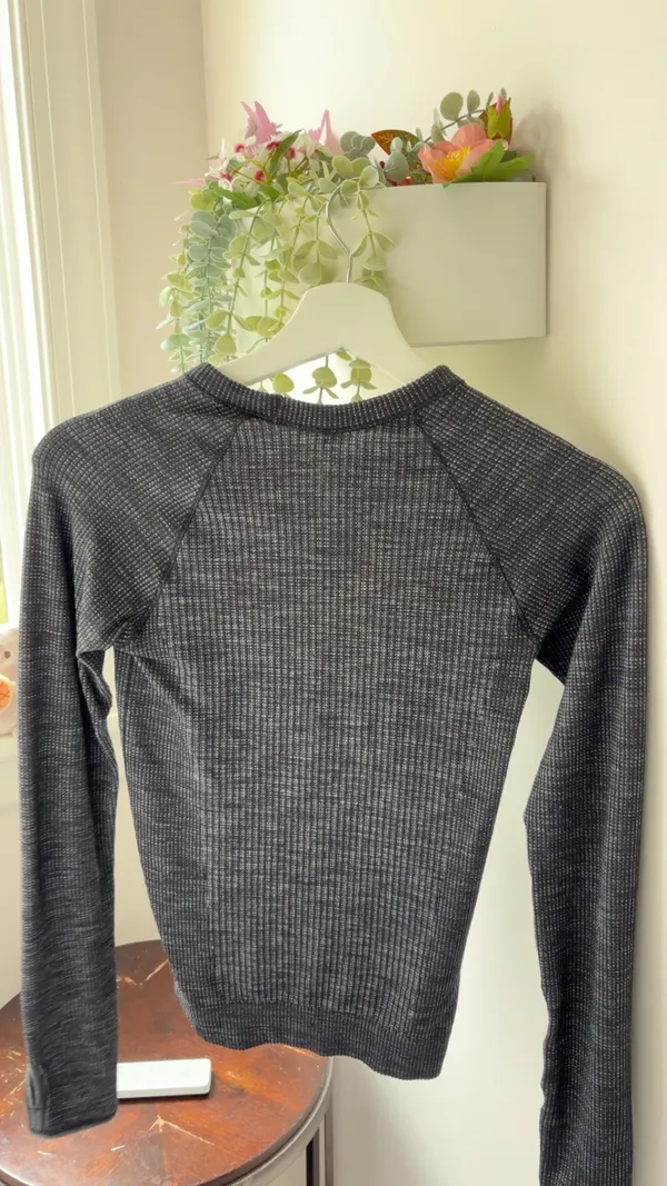 Lululemon long sleeve gray & black checkered swiftly tech shirt in size 4. Nylon, wool, polyester & elastane blend. - Image 3