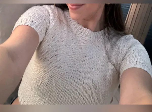 Knitted cream tee shirt in size small - Image 3