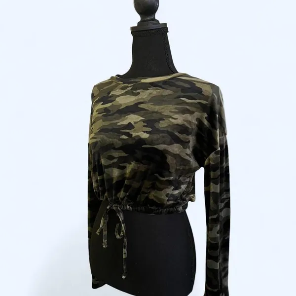Velour Green camo long sleeve crop top with drawstring Size Small - Image 5