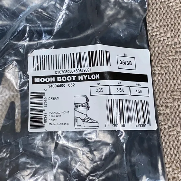 Moon boots Size 7 - Image 9