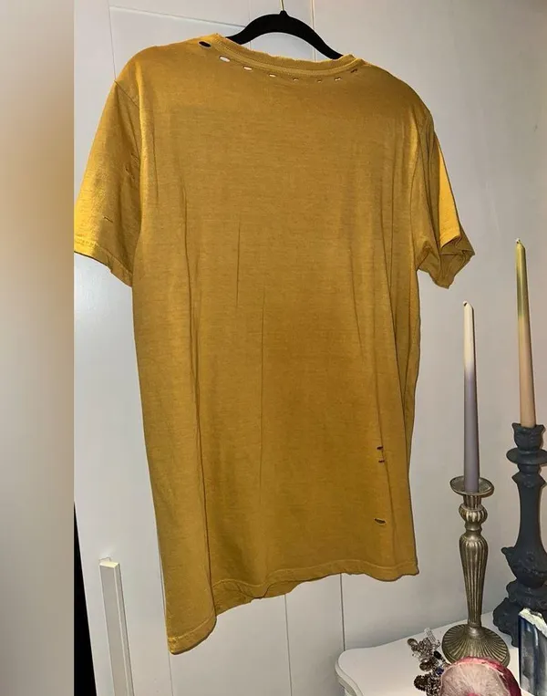 NWOT KISS ME COWBOY TEE Gold Size L - Image 4