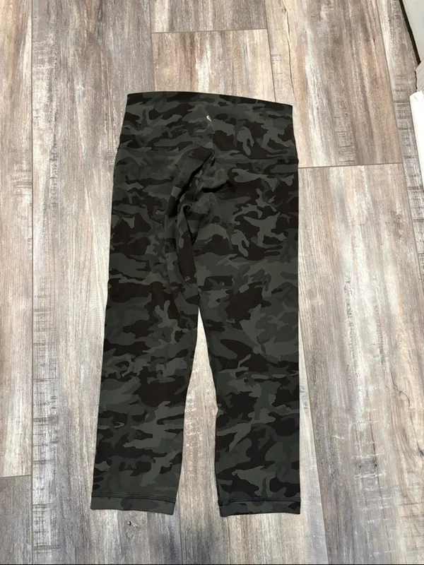 Lululemon Camo Capri Leggings size 8 - Image 2