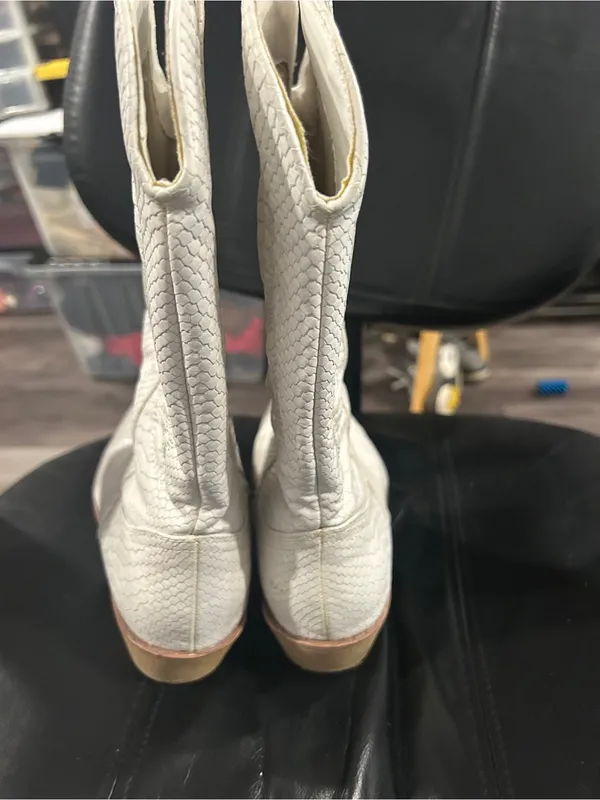 Coconuts by Matisse White Textured Western Heeled Boots see front for flaw - Image 8