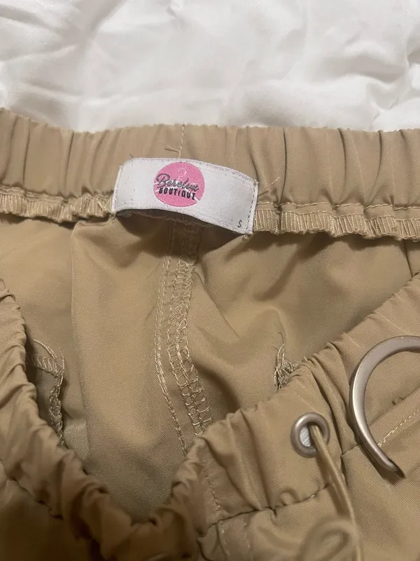 Women’s tan cargo pants - Image 2