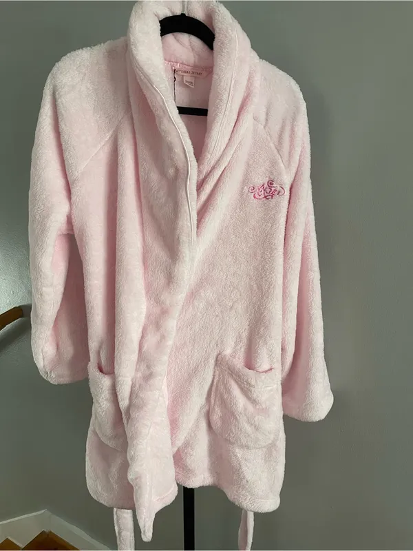 NWT Victoria's Secret Soft Plush Light Pink Robe Size Medium/Large - Image 2