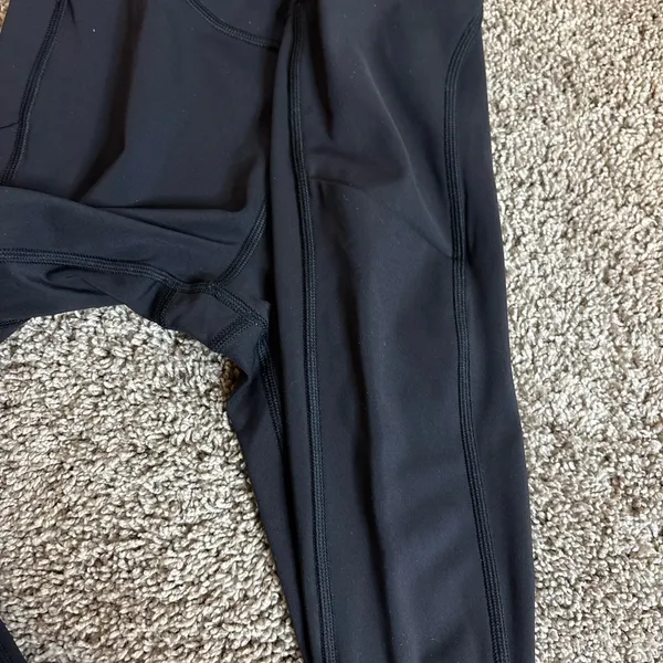 Athleta Ultimate Stash Pocket Capri leggings Black size small - Image 4