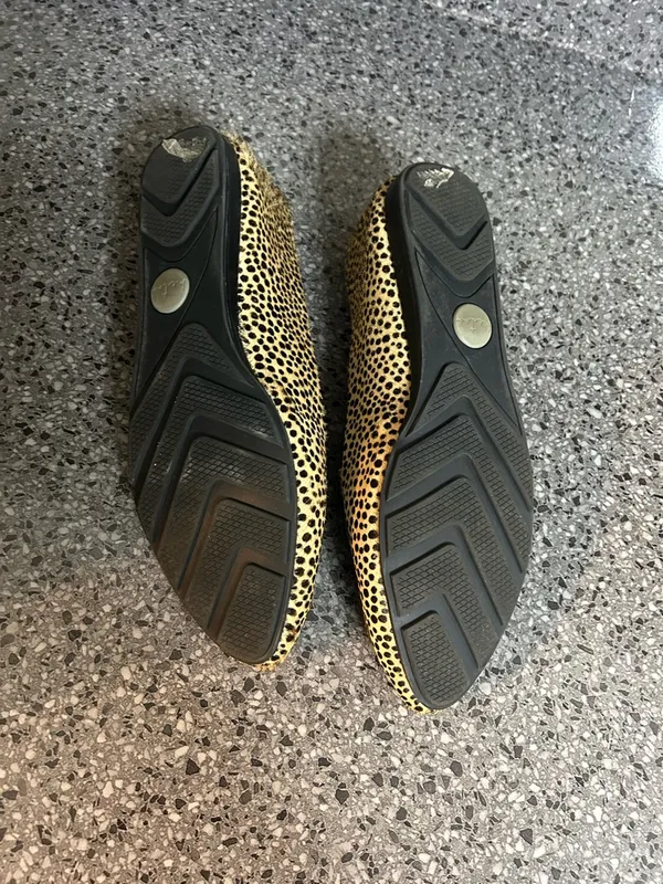 me too Leopard-Pattern Slip-On Loafers in Yellow and Black - Image 5