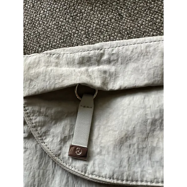 Lululemon Grey Crinkle Nylon Crossbody Bag‎ Adjustable Strap Silver Logo Bag EUC - Image 6