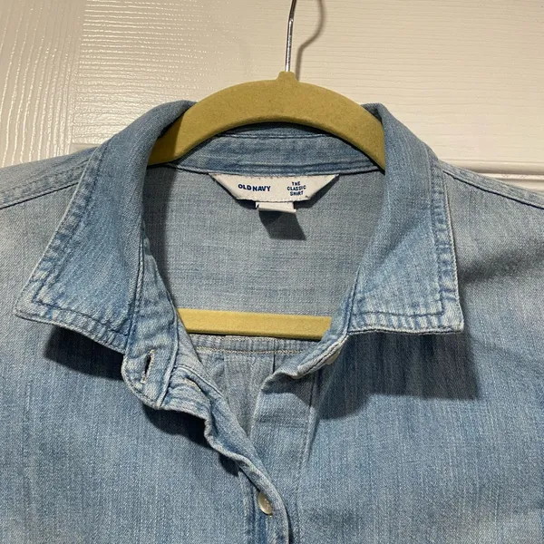 Old Navy Size M The Classic Shirt Light Wash Denim Jean Button Down Collared - Image 2