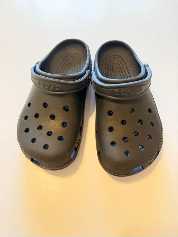 Crocs clogs perforated lightweight black, unisex, size 8 Women's/6 Men's - Image 3