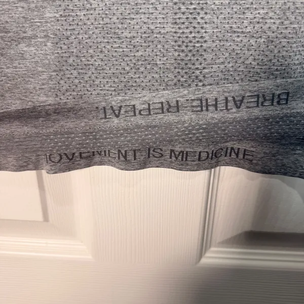 Lululemon Peloton Performance Tee Women Grey Swifty Tech Short Sleeve size 10 - Image 3