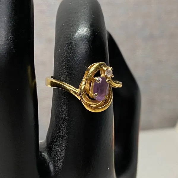Vintage Gold Tone Taiwan Stamped Oval Amethyst CZ Swirl Fashion Ring Size 7 - Image 2