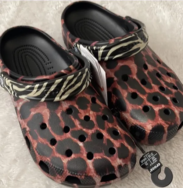 Crocs (NWT) Classic Animal Remix Clogs in Black Multi Animal, Size: 7 - Image 12