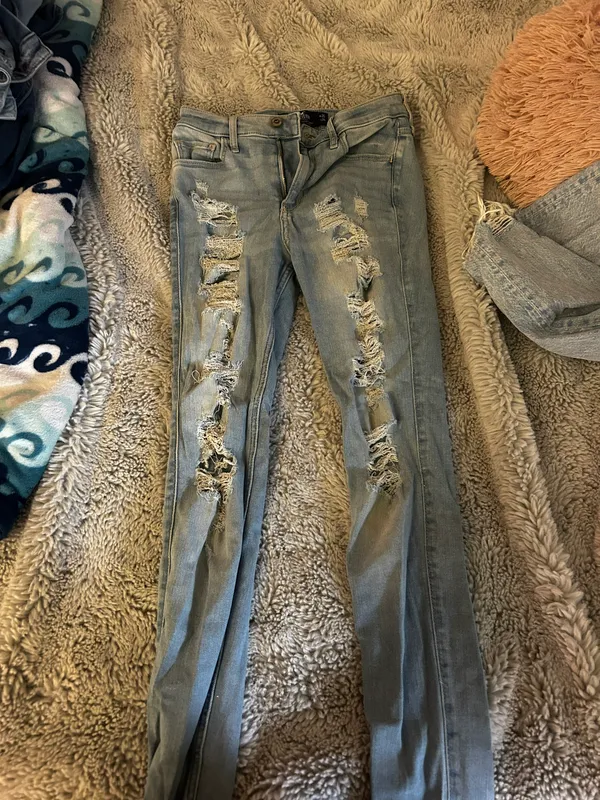 Lightwash Distressed Skinny Jeans - Image 2